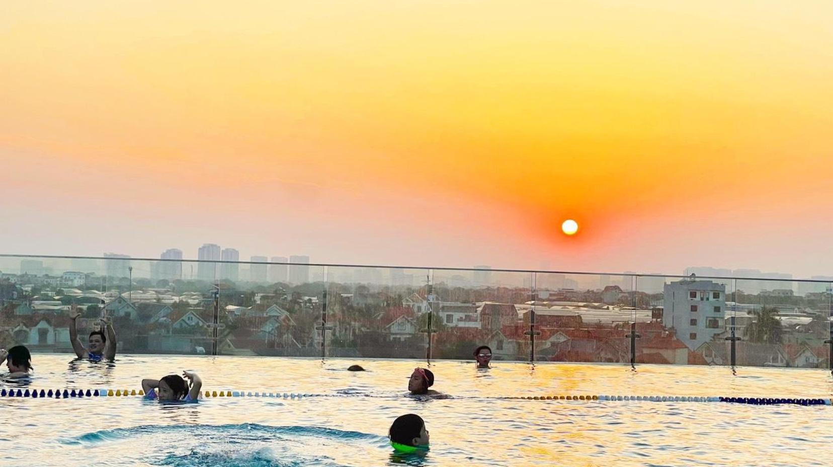 Swimming pool [outdoor]