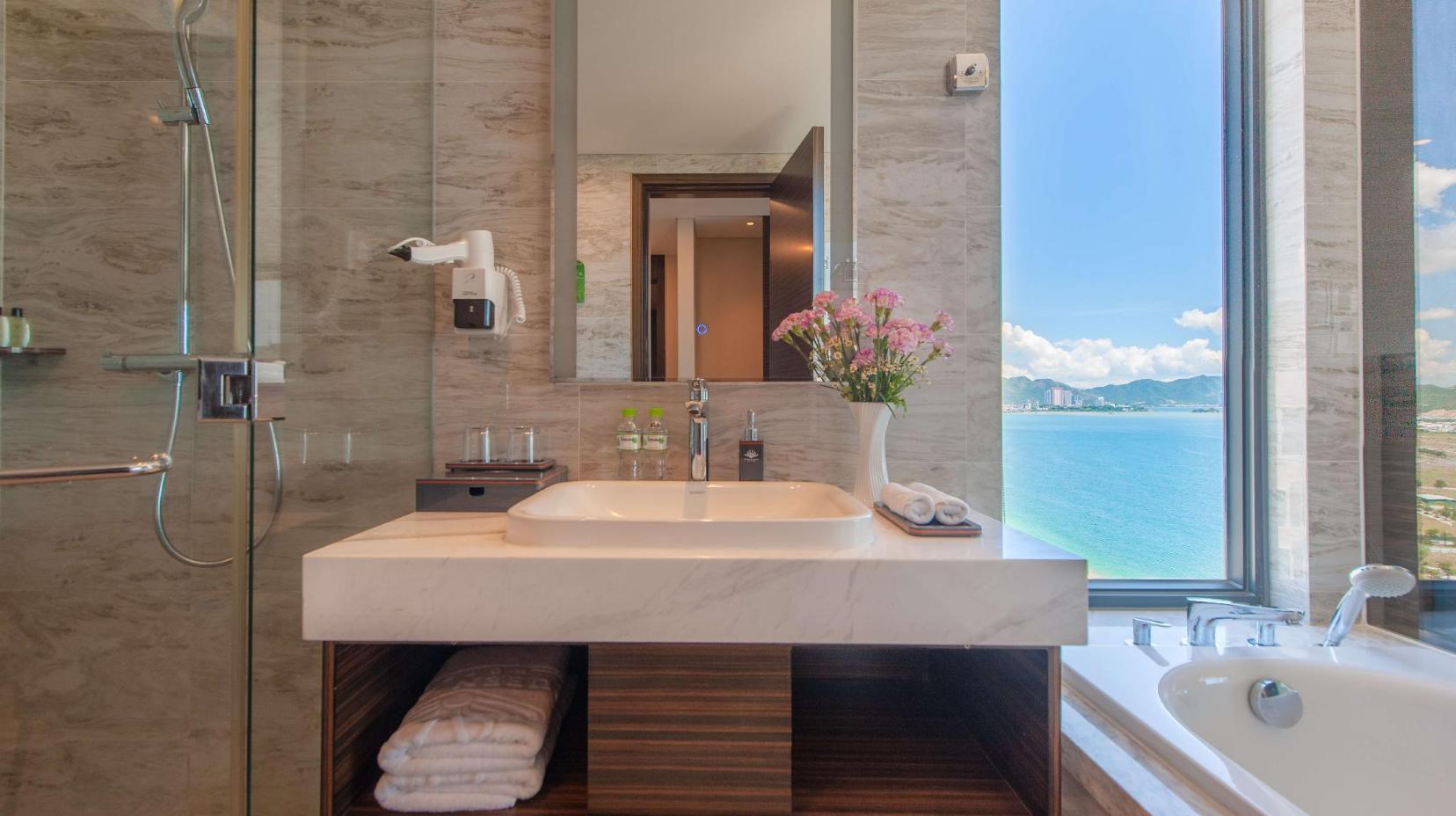 Executive Ocean View King Room with Balcony - Bathroom