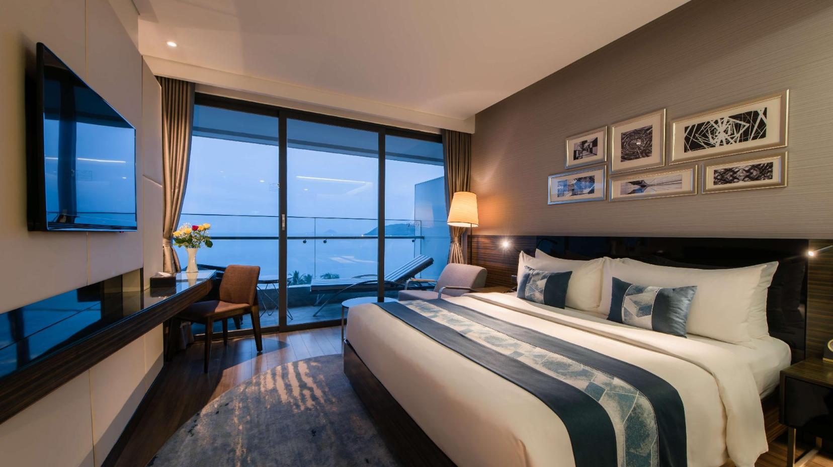 Premier Ocean View Queen Room with Balcony - Bed