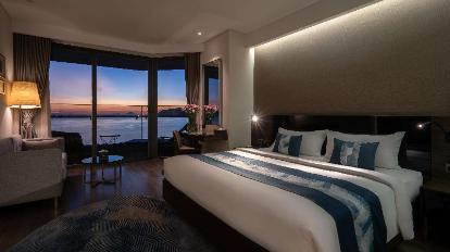 Executive Ocean View King Room with Balcony - Bedroom