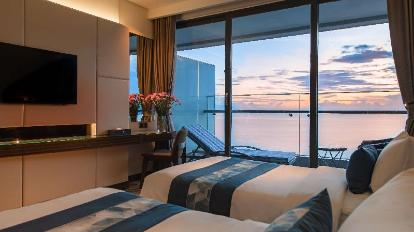 Premier Ocean View Twin Room with Balcony - Bed