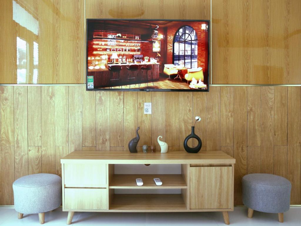 Shared lounge/TV area