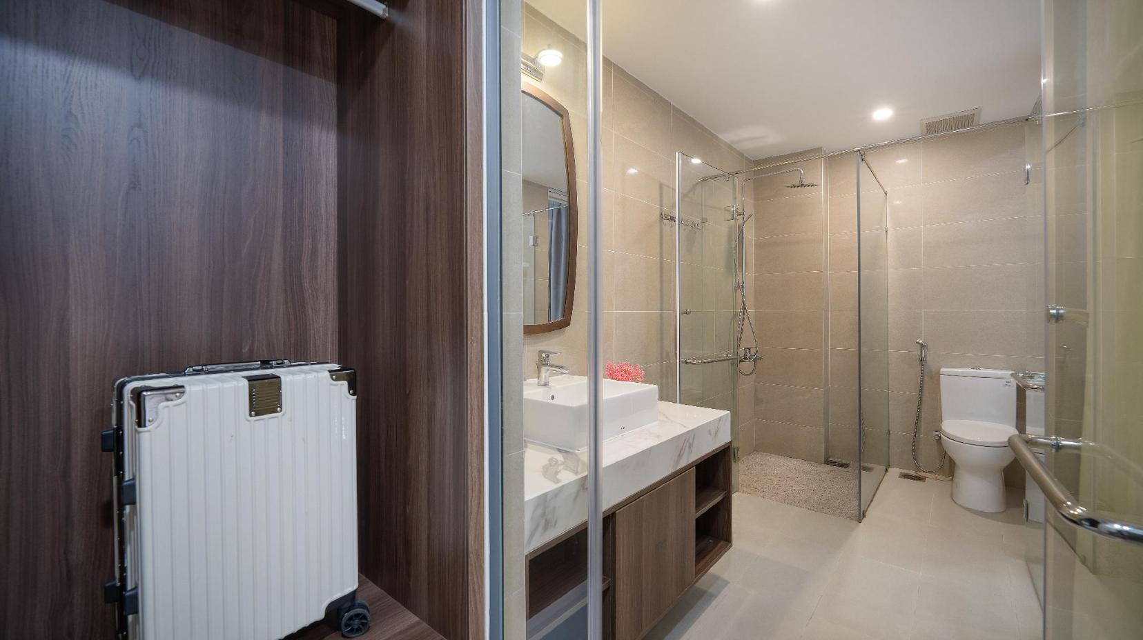 Standard Double or Twin Room - Bathroom