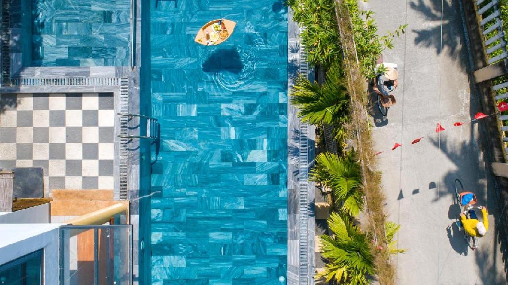 Swimming pool [outdoor]