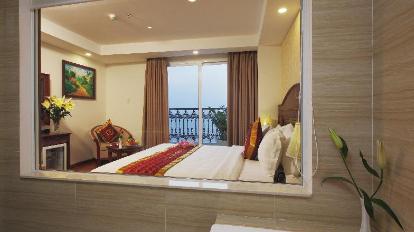 Executive Sea View Room with Balcony - Bed