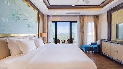 Junior Suite, 1 King, Ocean view, Balcony - Bed