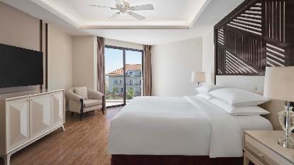 Deluxe, Guest room, 1 King, Balcony - Bed