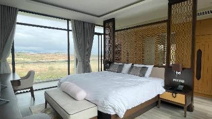 Master Suite with View - Bed