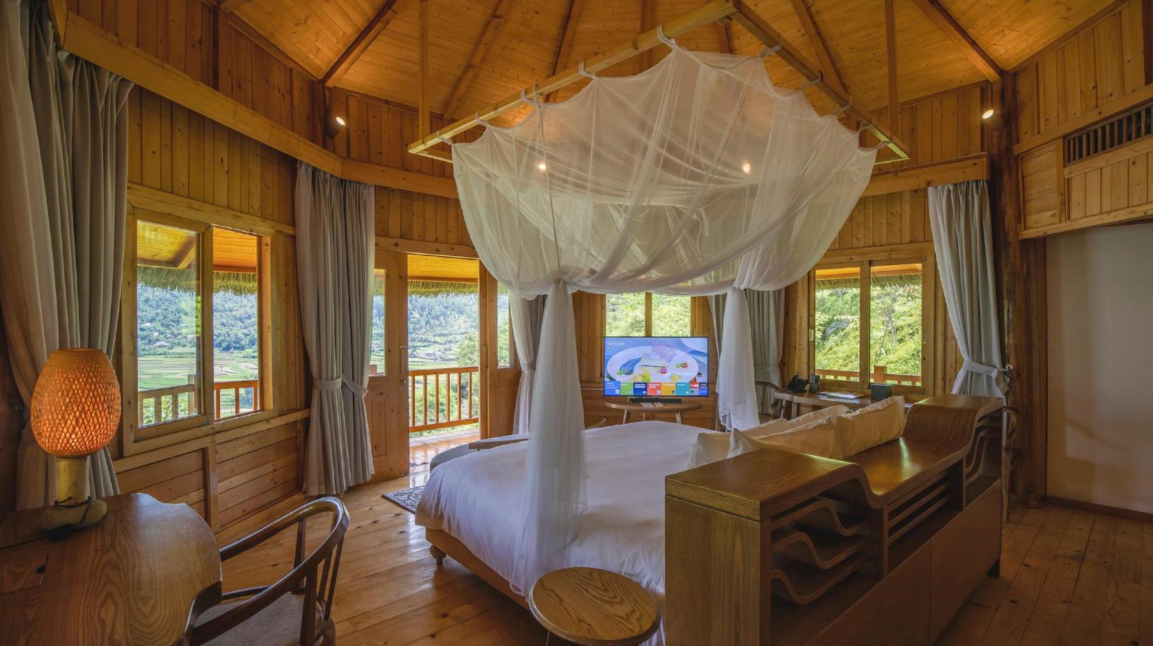 Octagonal Bungalow Room - Bed