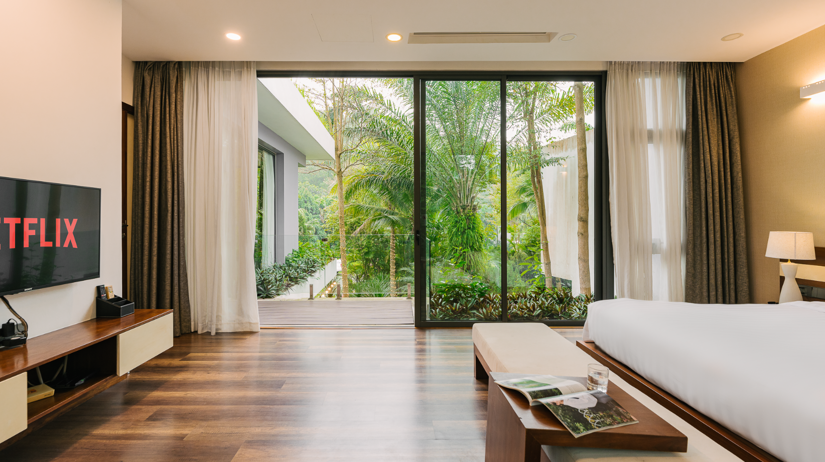 Deluxe Poolside Villa - Bedroom