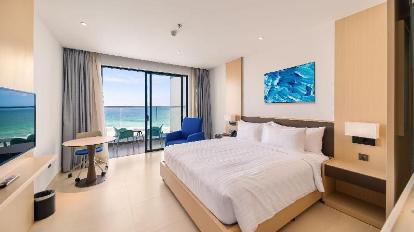 Premier Oceanfront King Room with Balcony - Bedroom