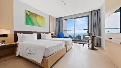 Premier Ocean View Twin Room with Balcony - Bed