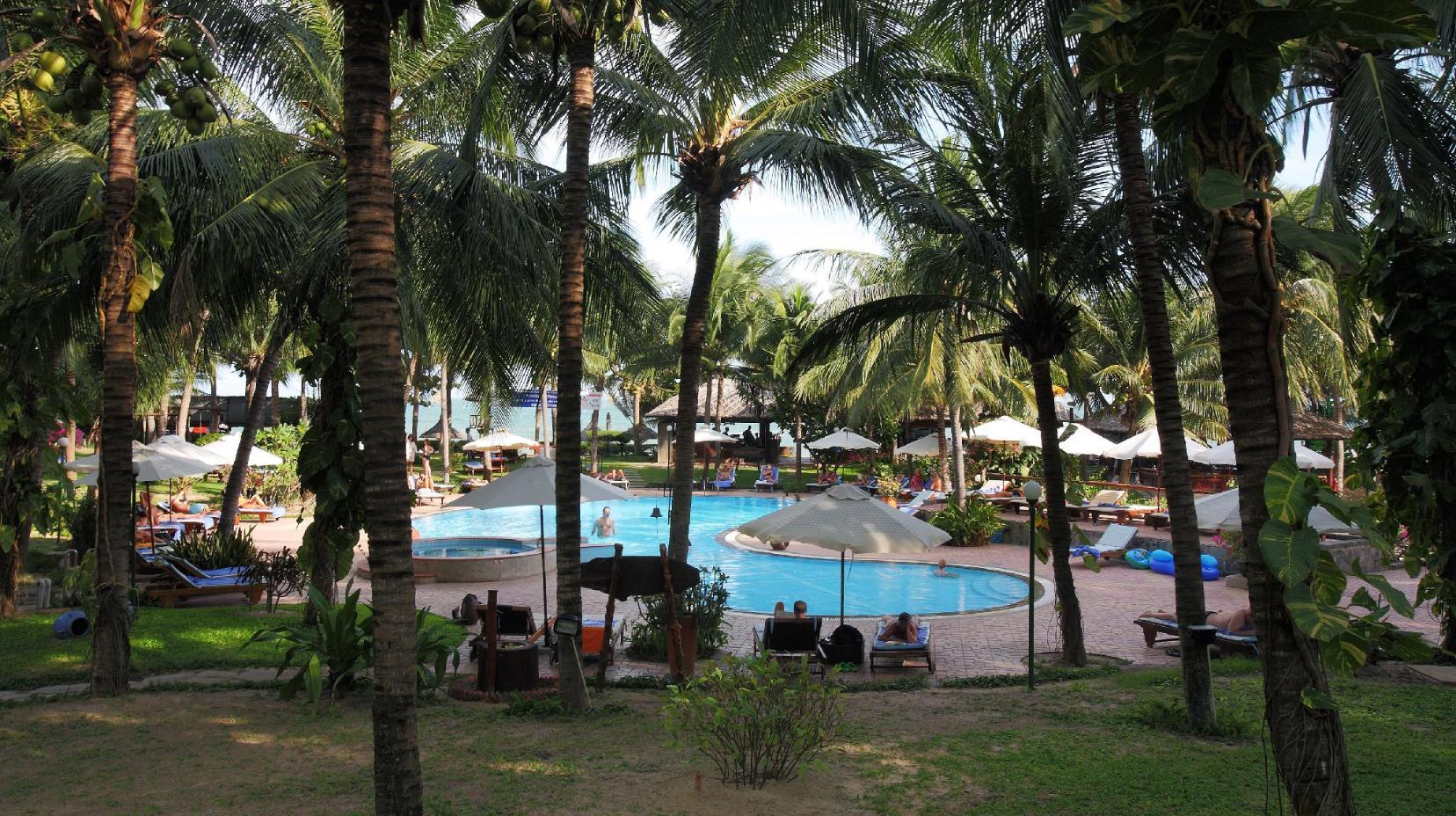 Swimming pool [outdoor]