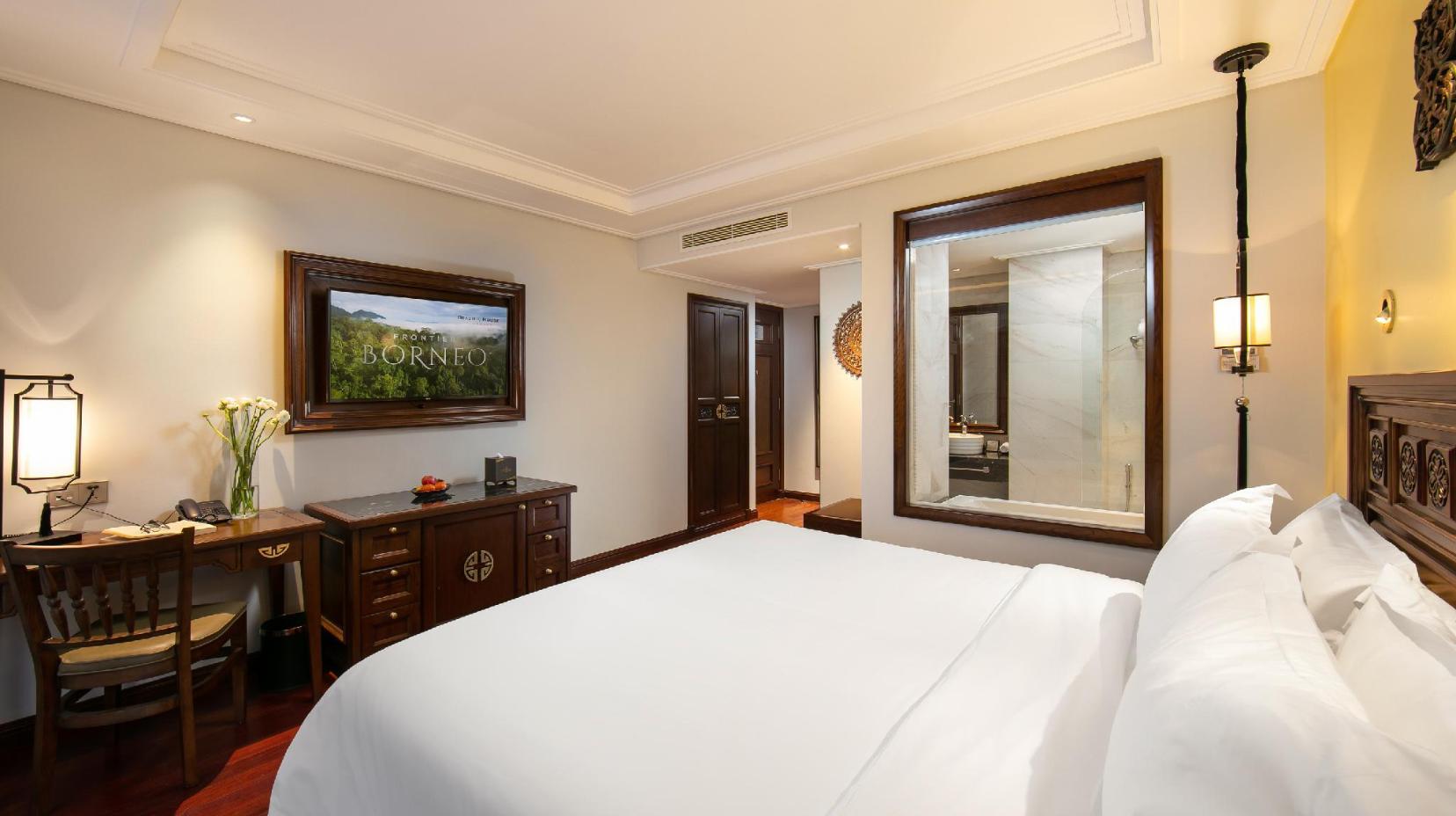 Senior Suite with Balcony - Bed