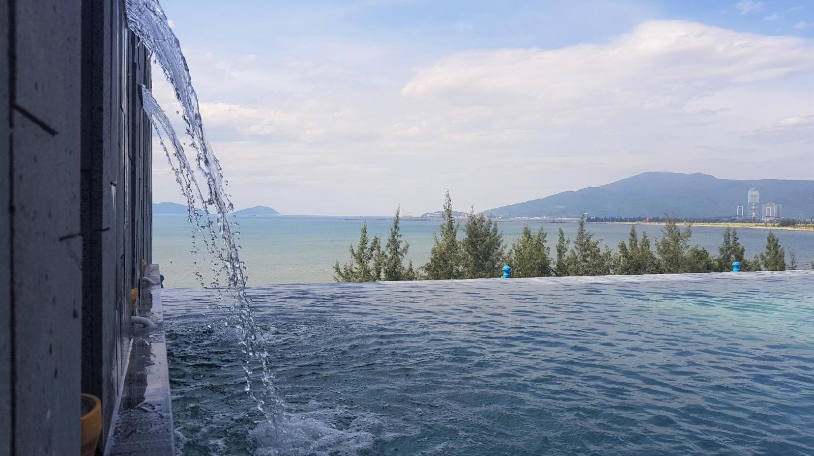 Swimming pool [outdoor]