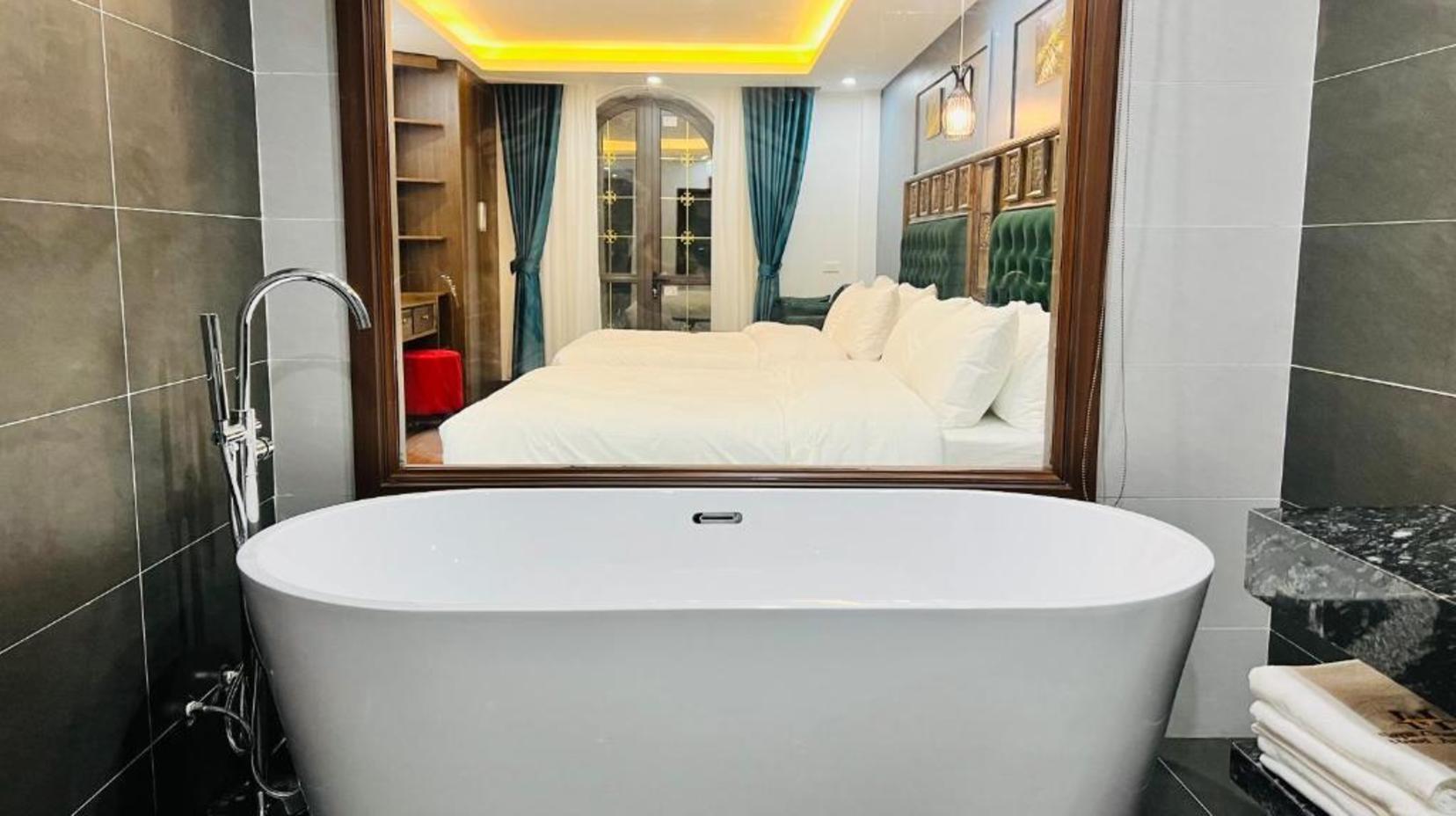 Quadruple Room with Bathtub - Bathroom