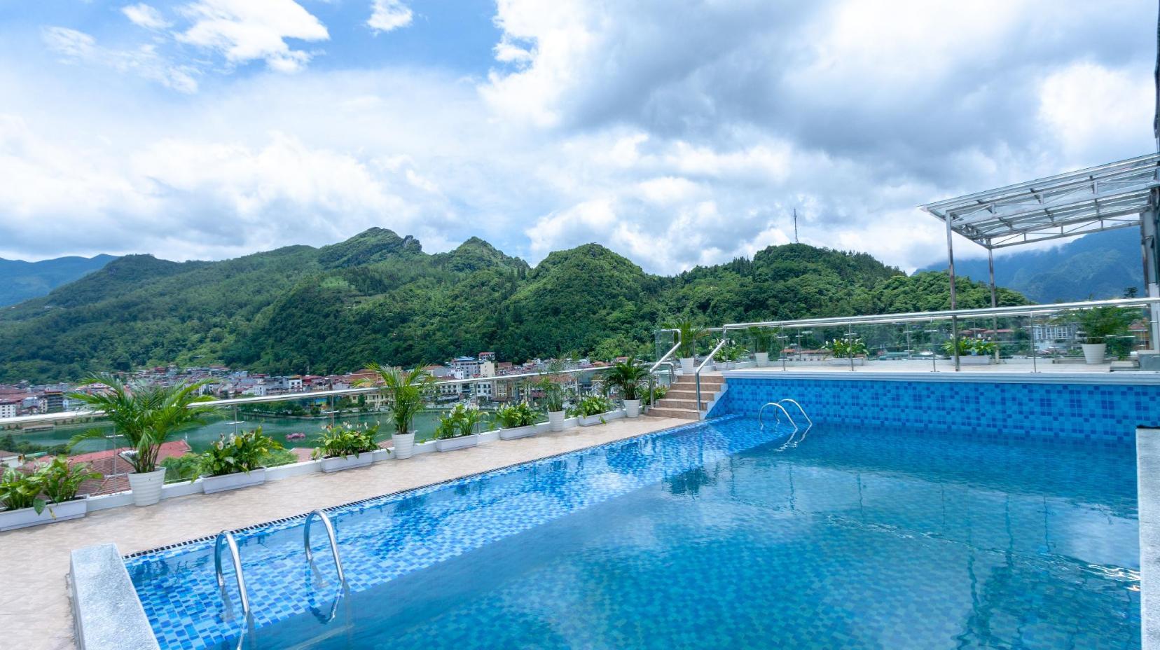 Swimming pool [outdoor]