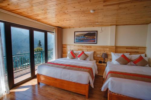 Family Room with Mountain View