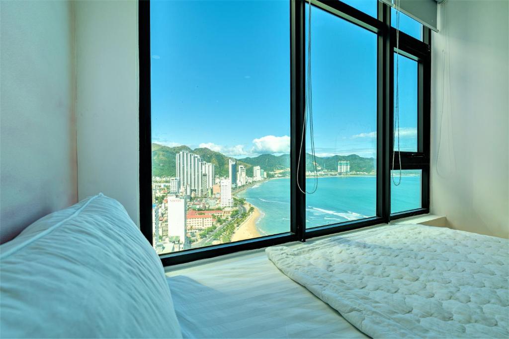 Deluxe Three-Bedroom Apartment with Sea View