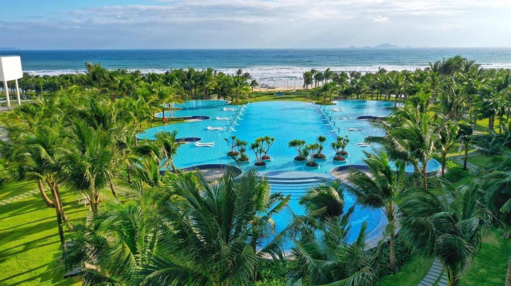 Swimming pool [outdoor]