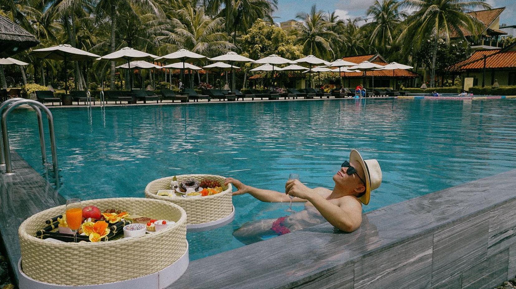 Swimming pool [outdoor]