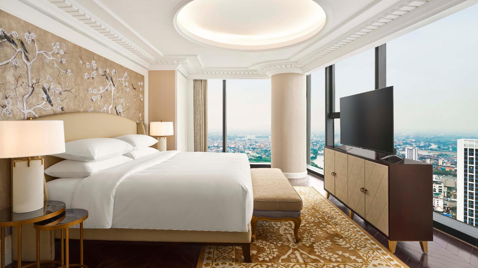 Presidential Suite, 1 King, Skyline view - Bed