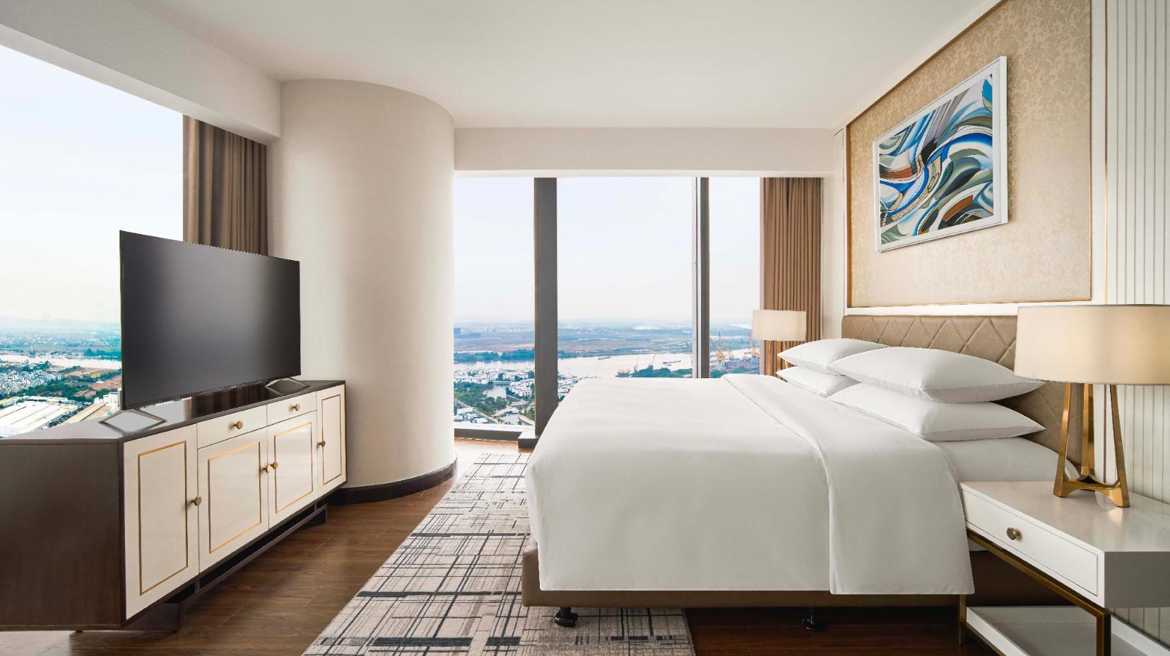 Sheraton Club, Guest room, 1 King, Skyline view - Bed