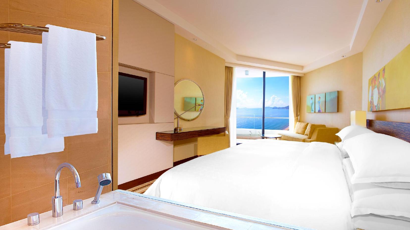 Guest room, 1 King, Ocean view, Balcony - Room plan