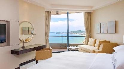 Guest room, 1 King, Ocean view, Balcony - Bed