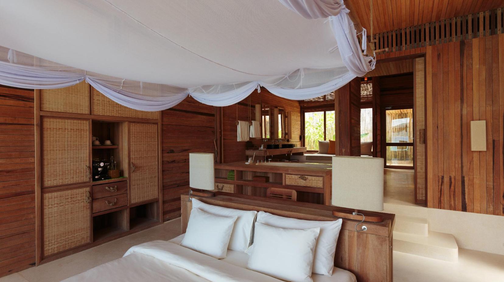 Beachfront Deluxe Pool Villa - Bed