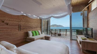 Beachfront Duplex Pool Villa - Bed