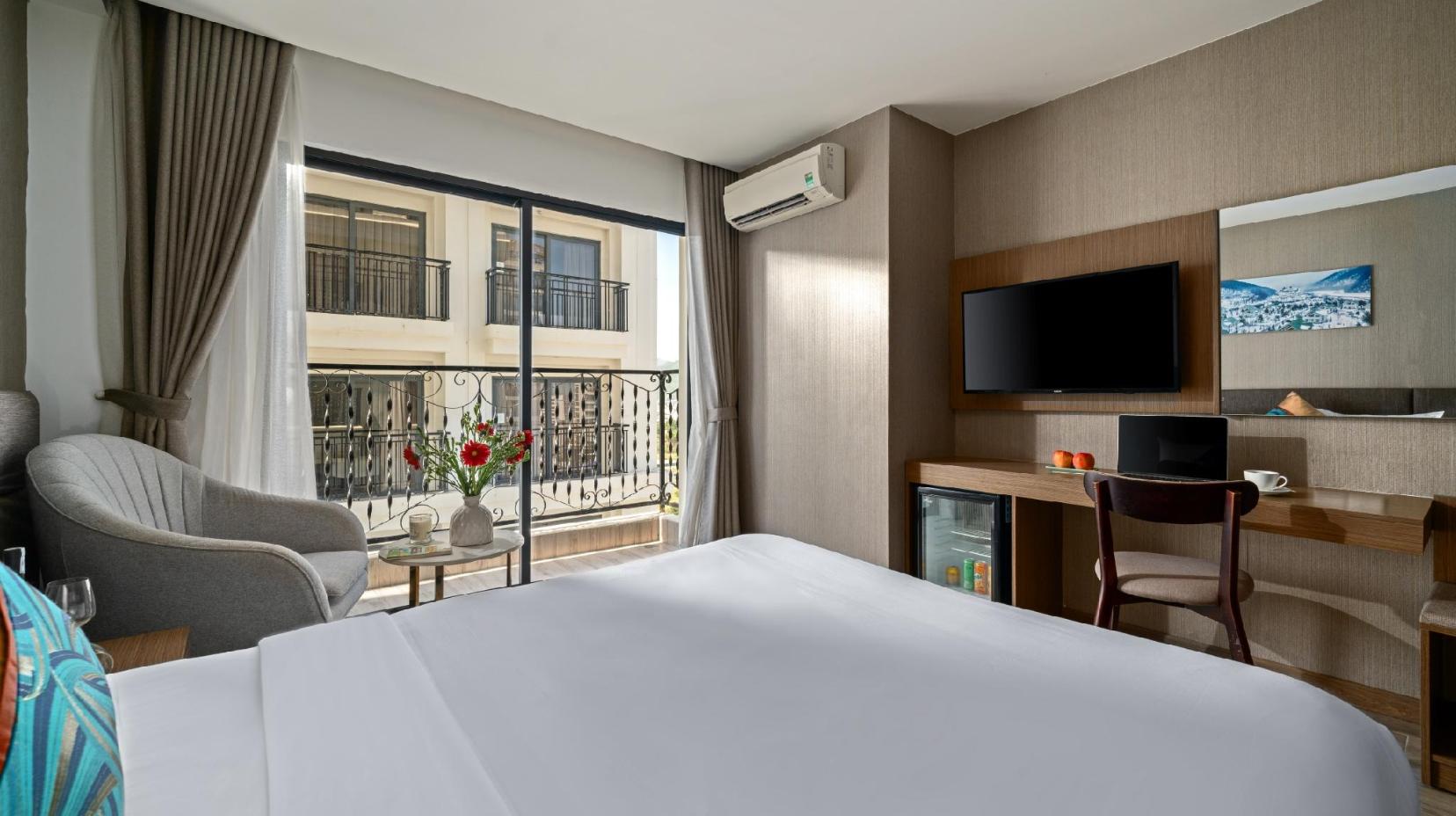 Senior Double Room with Balcony - View