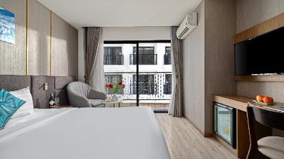 Senior Double Room with Balcony - Bed