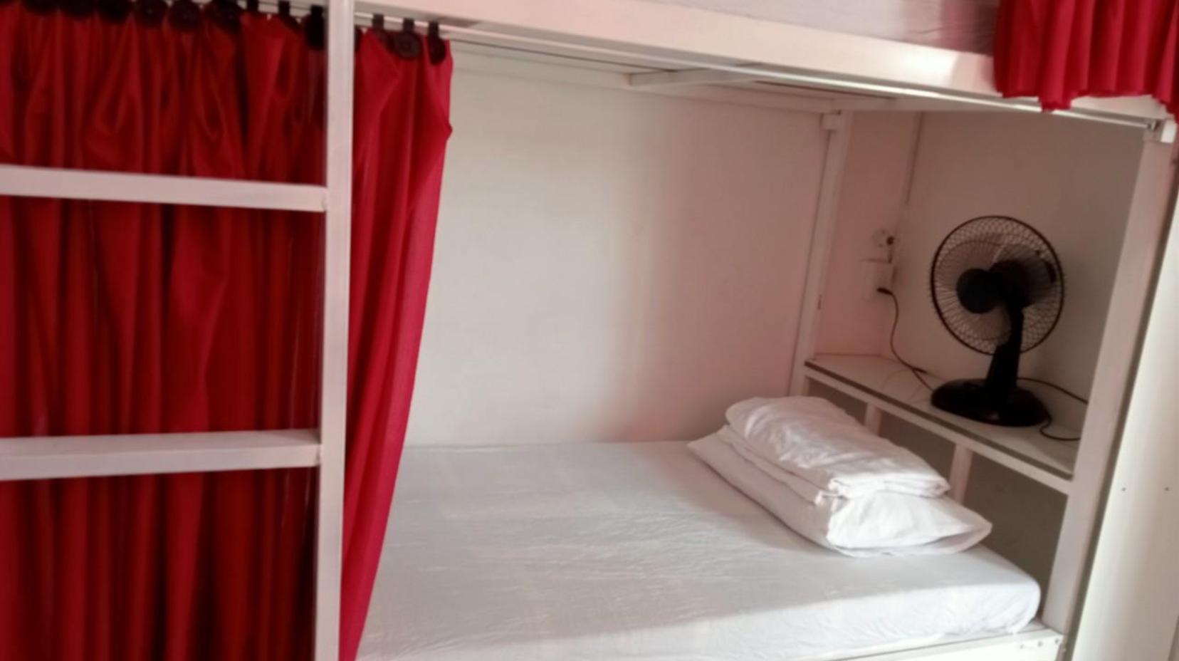 Single Bed in Dormitory with Shared Bathroom