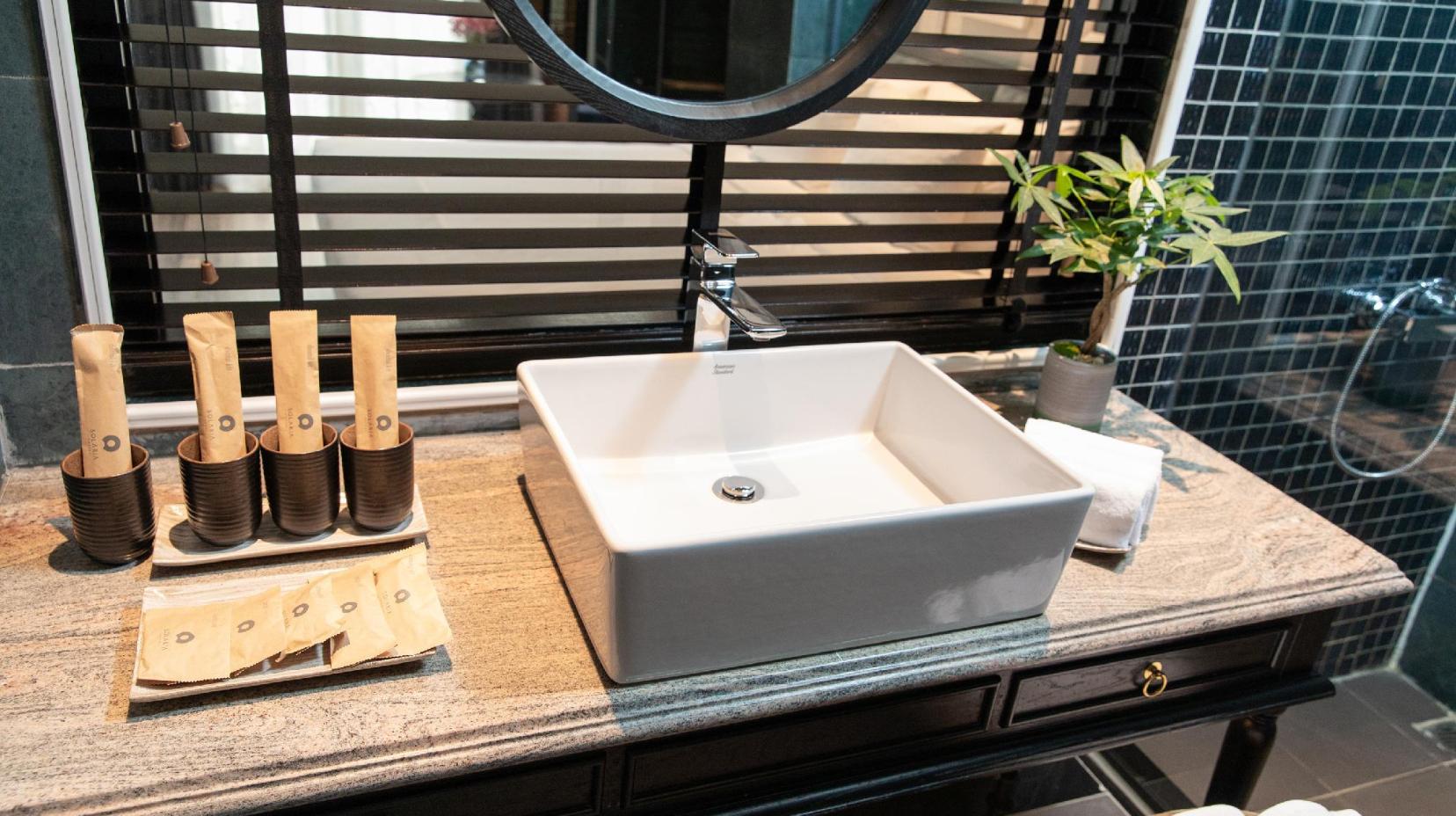 Solarium Family Room - Bathroom