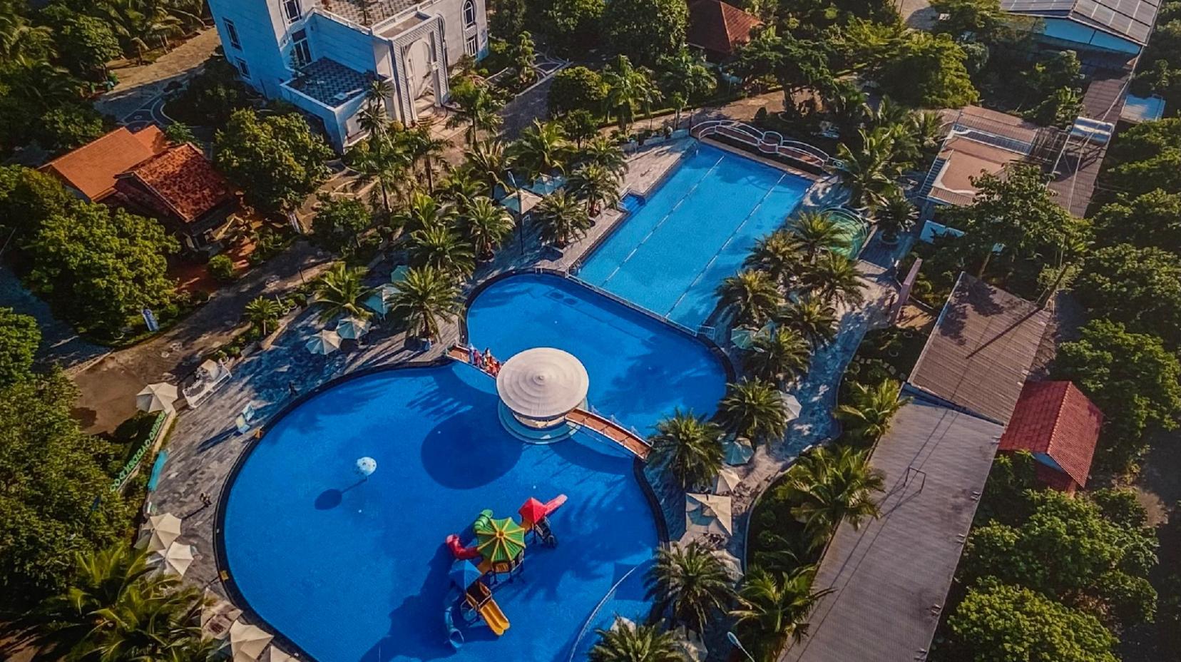 Pool View Suite with Balcony - Swimming pool