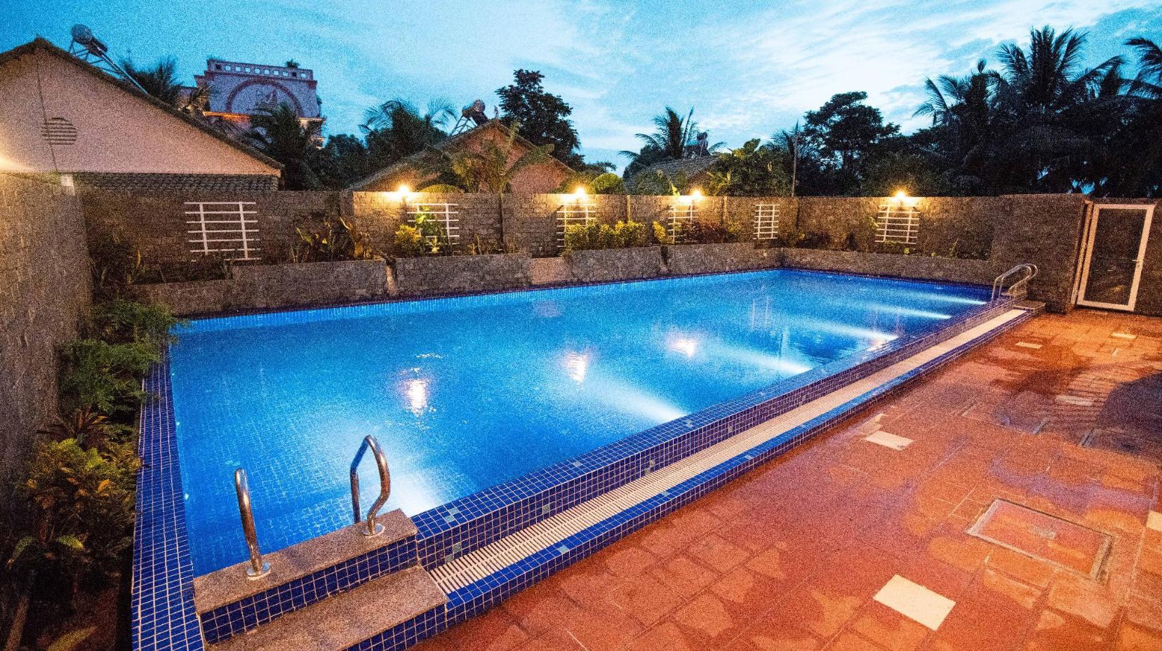 Swimming pool [outdoor]