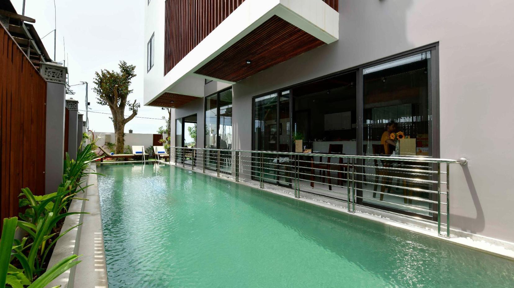 Swimming pool [outdoor]