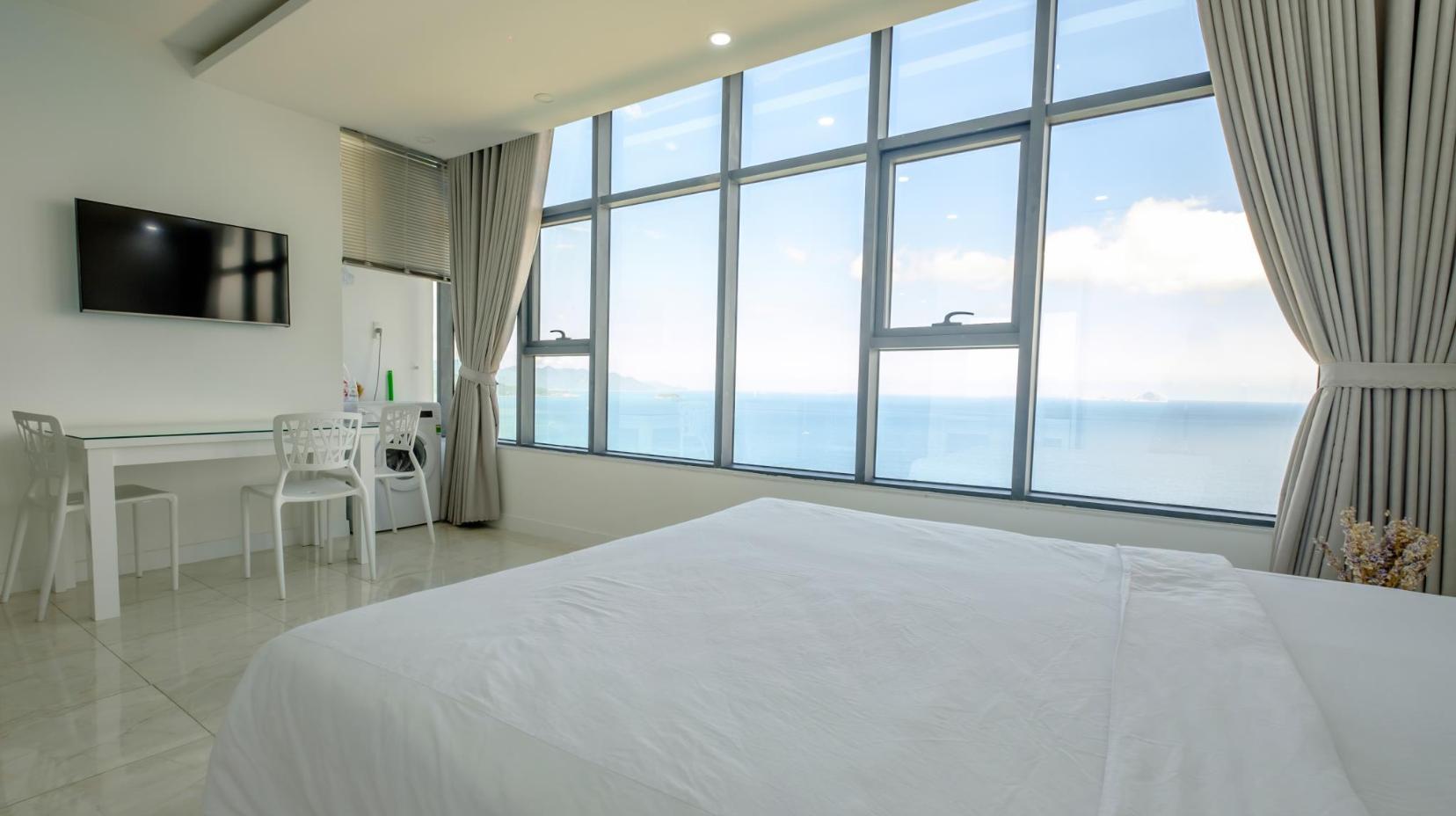 Studio Apartment with Sea View - Bed