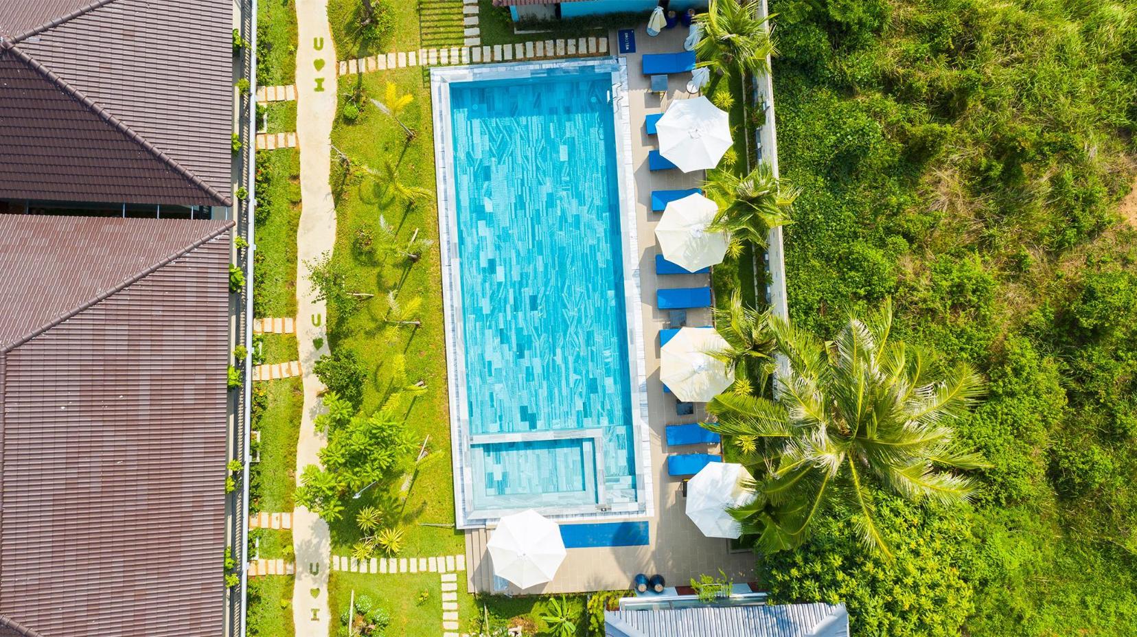 Swimming pool [outdoor]