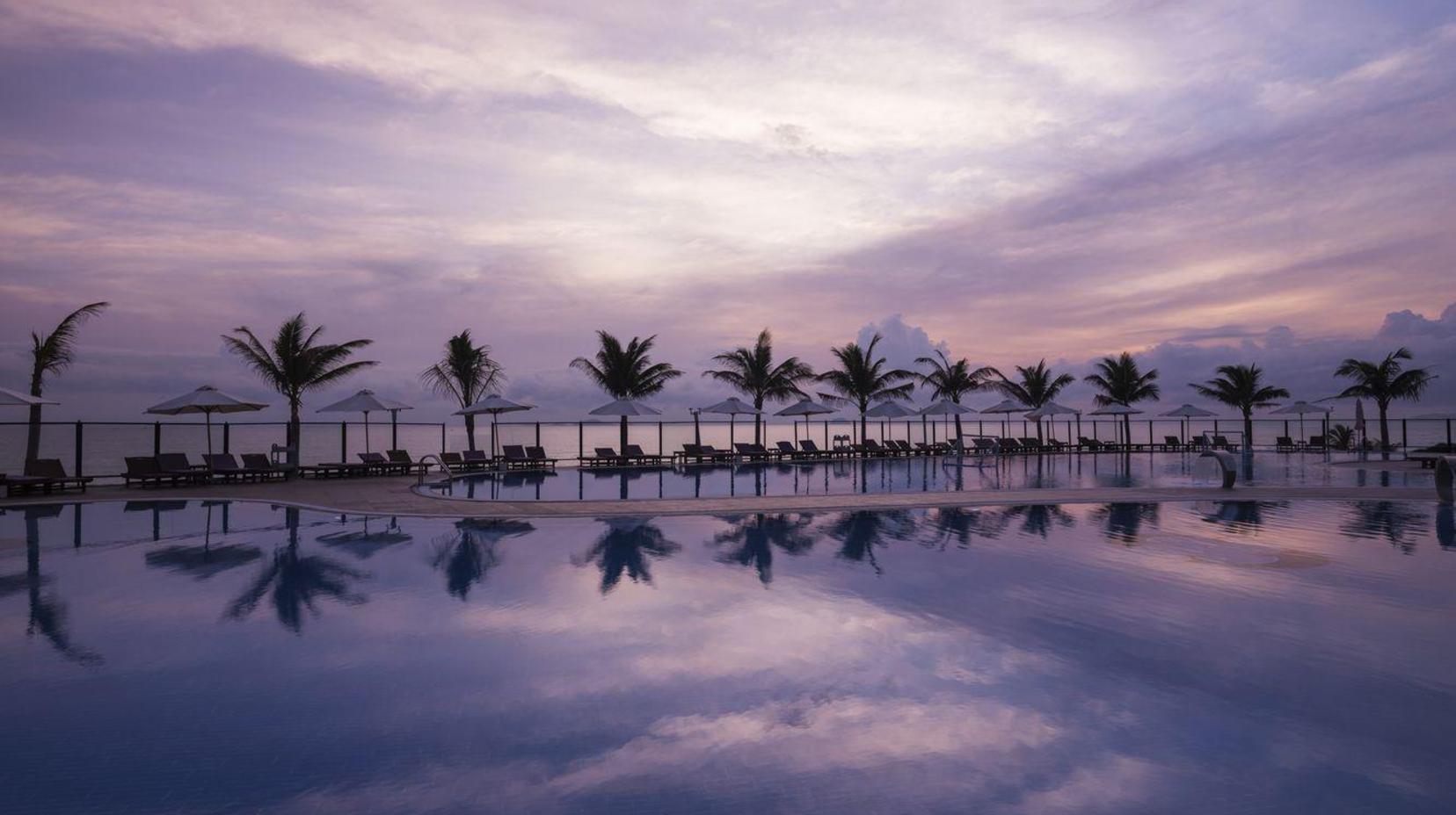 Swimming pool [outdoor]