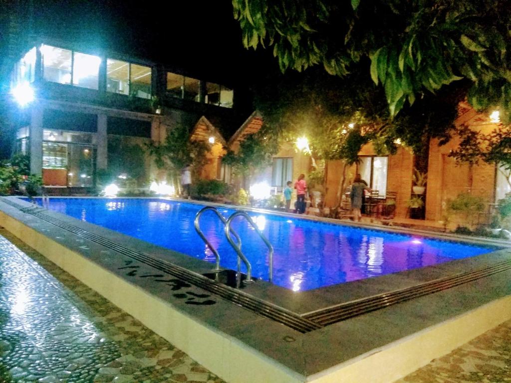 Swimming pool