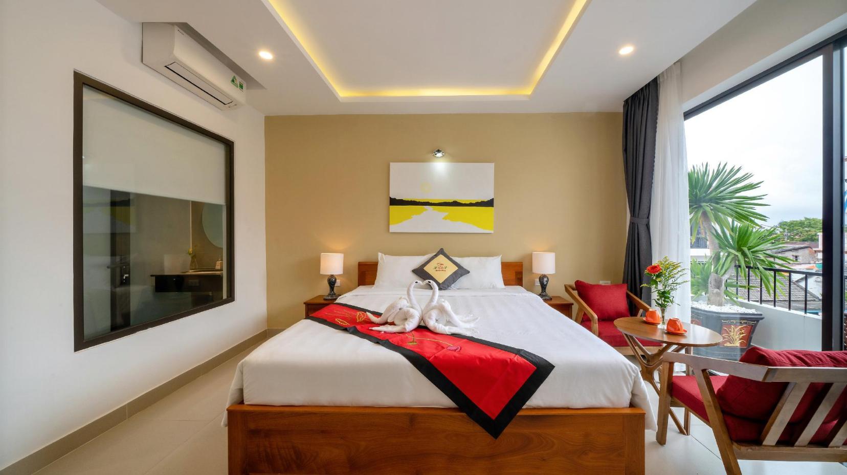 Deluxe King Room with Balcony - Bed