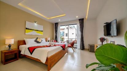 Deluxe King Room with Balcony - Guestroom