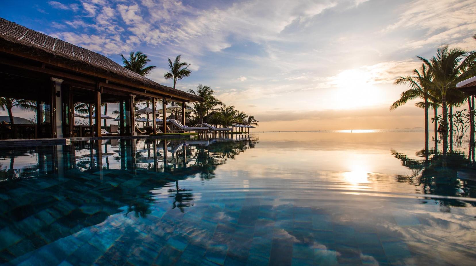 Swimming pool [outdoor]