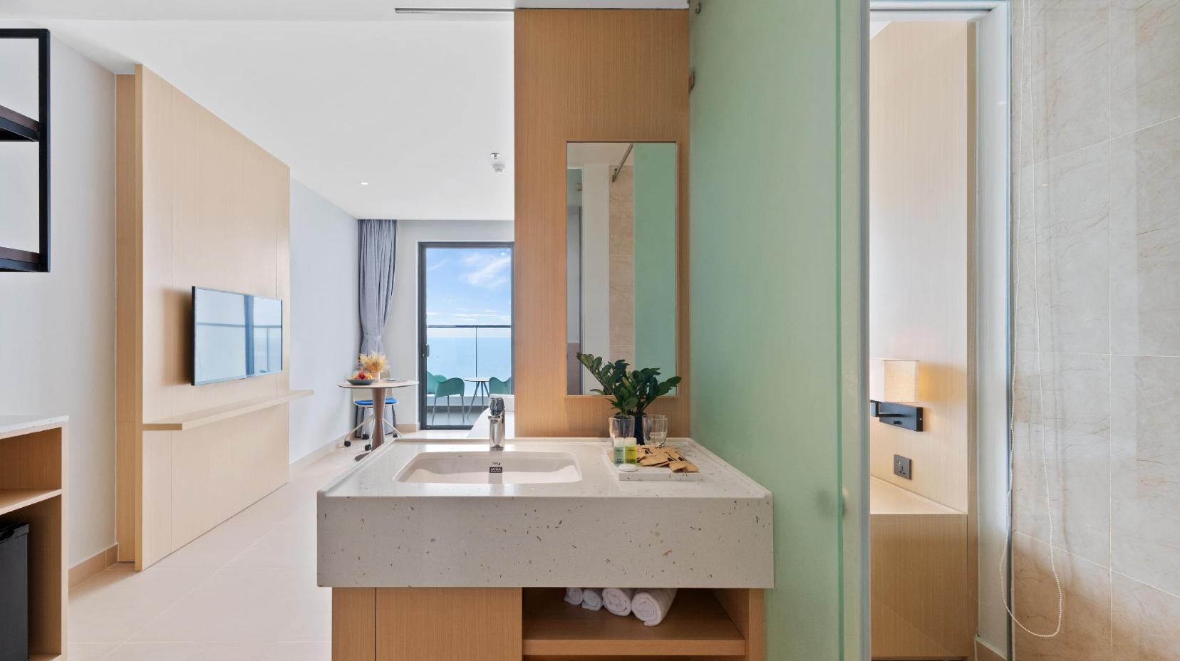 Premier Oceanfront King Room - Bathroom