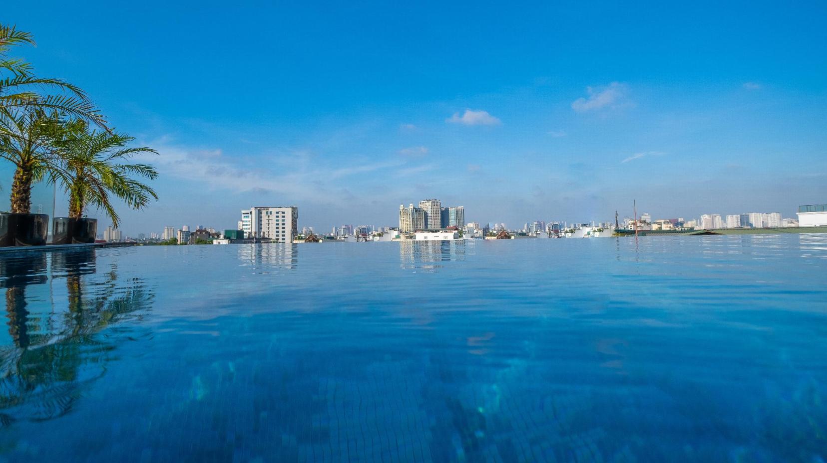 Swimming pool [outdoor]