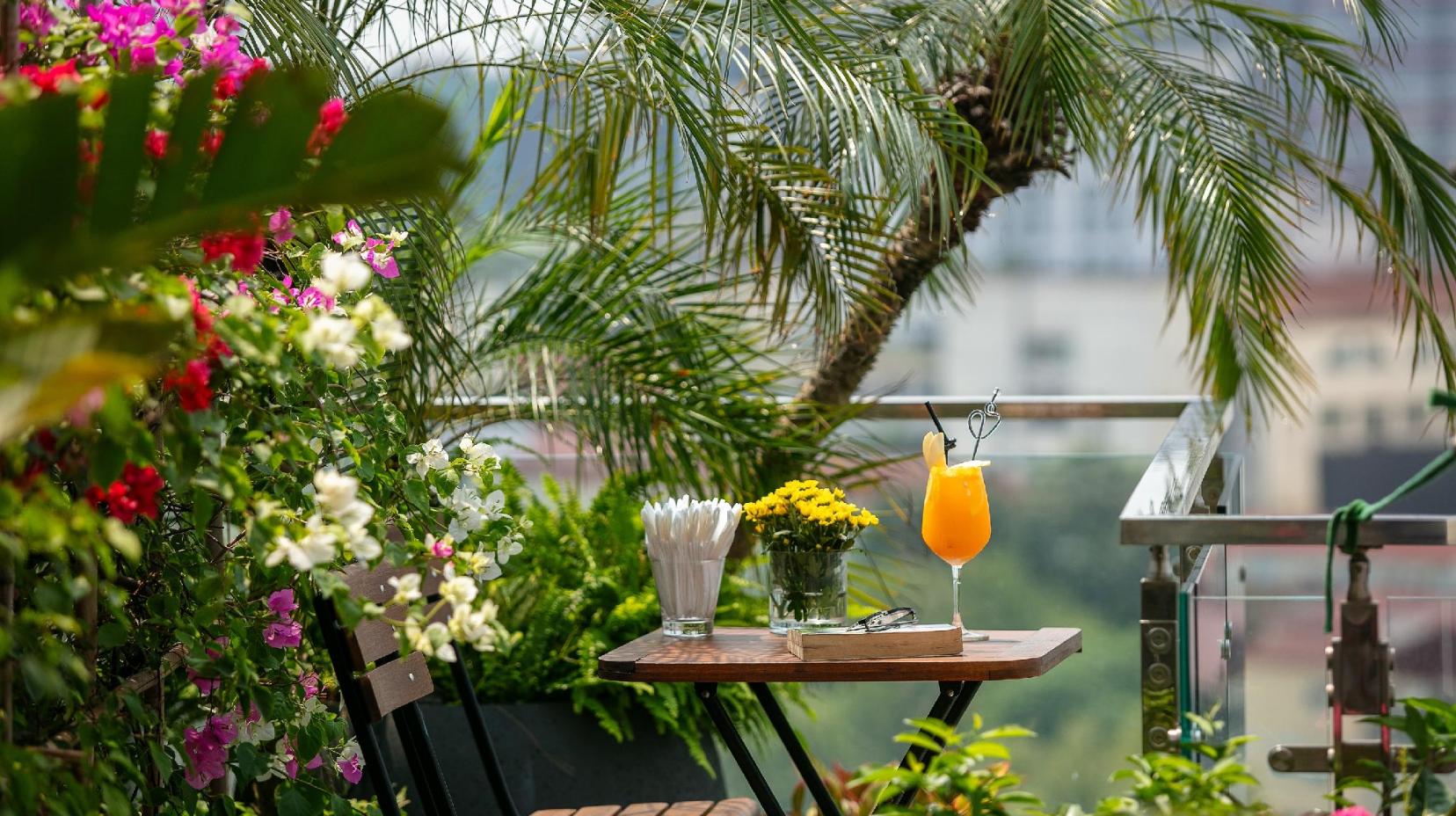 Poolside bar