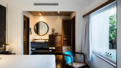 Saigon Twin Room with Balcony - Bed