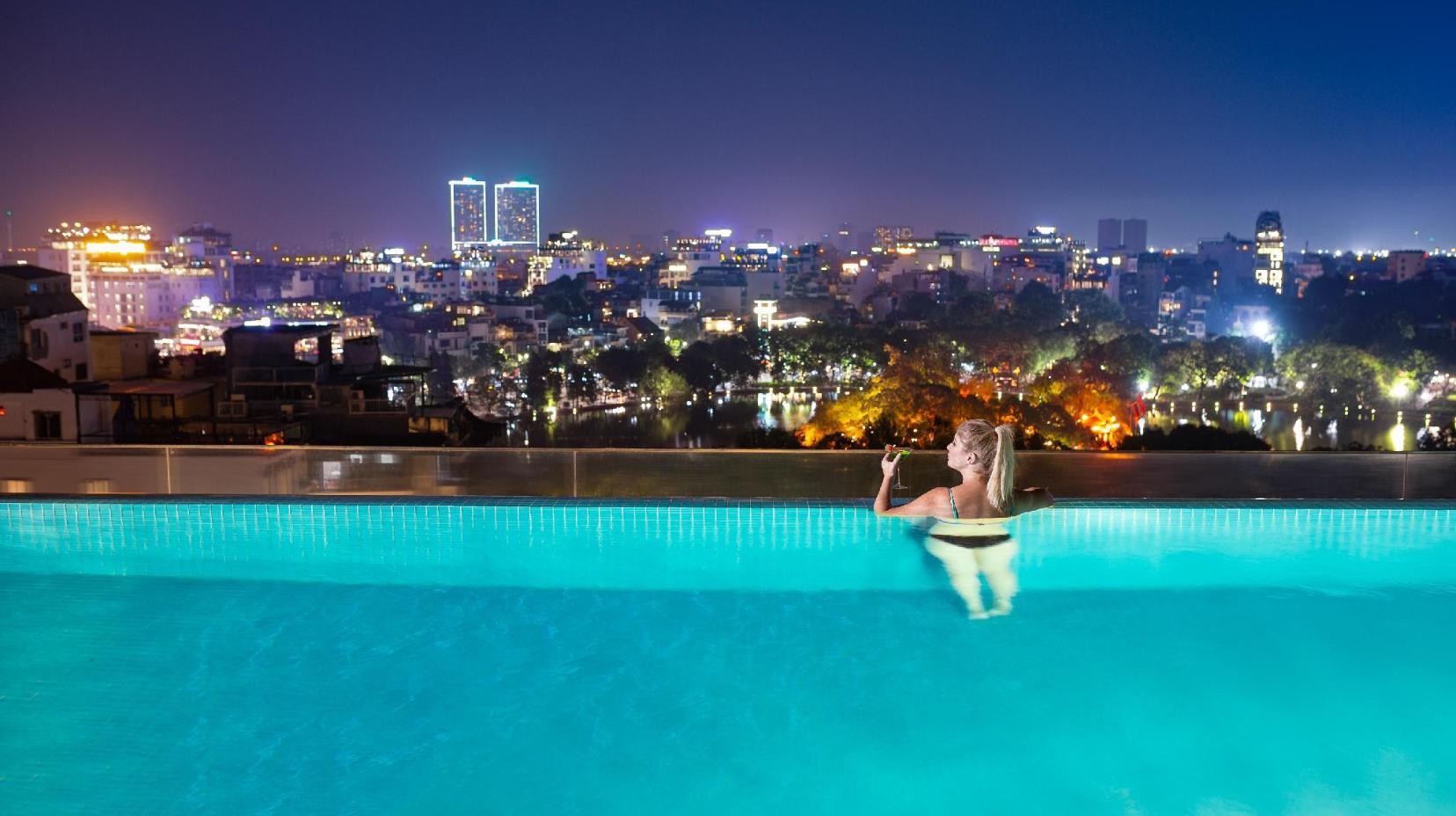 Swimming pool [outdoor]